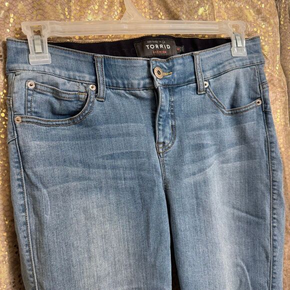 Torrid Bombshell Skinny Light Wash Premium Stretch Cropped Jeans Size 10 - Picture 2 of 7